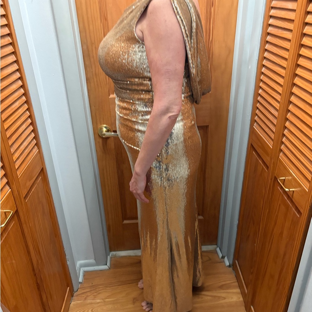 Gold evening gown - Picture 8 of 10